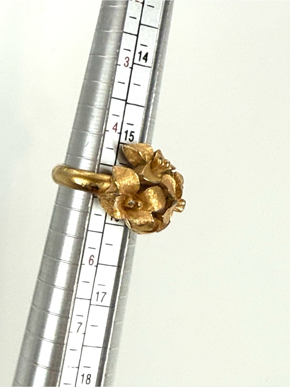 Avon vintage gold tone floral flower ring